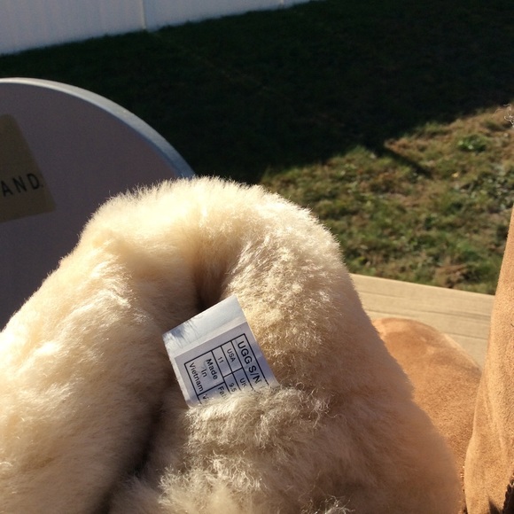 Ugg Short Brigette Bow Boots - Picture 5 of 6